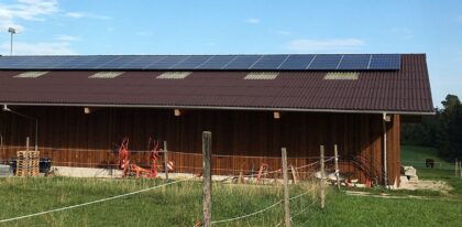 Pferdepension in Gutenswil mit neuer Photovoltaik-Anlage auf Remisendach