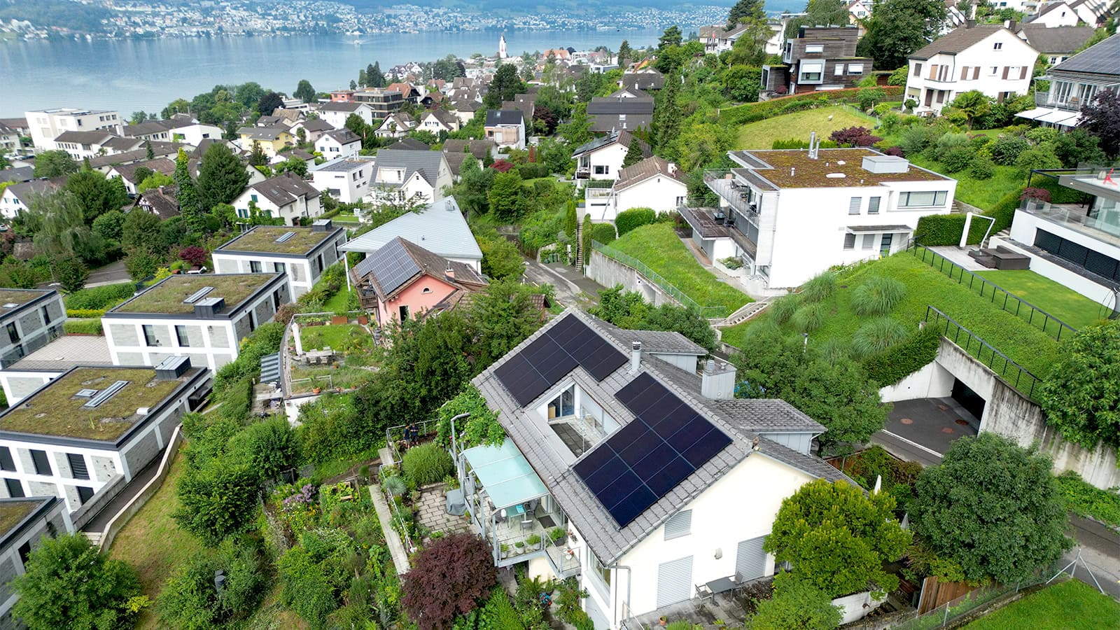 Referenz: Aufdach PV-Anlage für EFH am Zürichsee