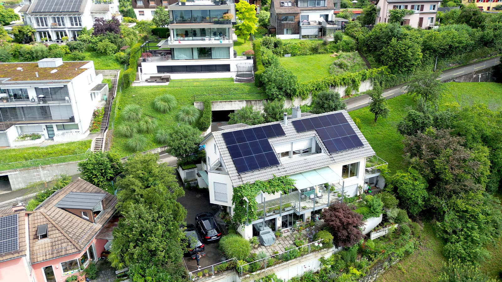 Referenz: Aufdach PV-Anlage für EFH am Zürichsee