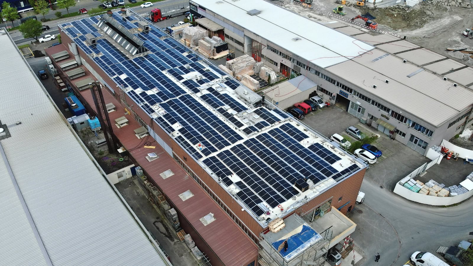 Referenz: Flachdach PV-Anlage für Industrieareal in Baar