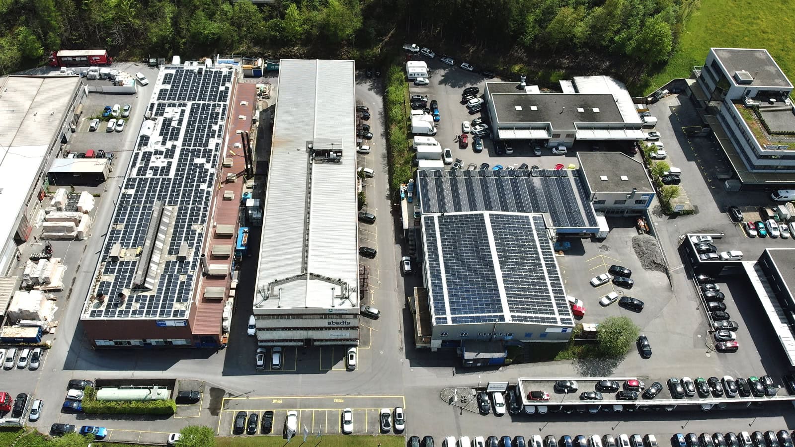 Referenz: Flachdach PV-Anlage für Industrieareal in Baar