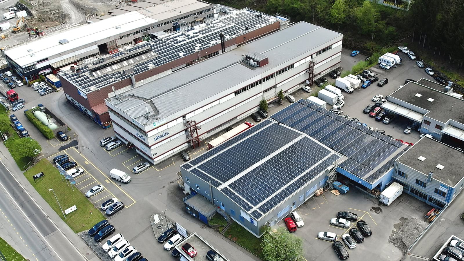 Referenz: Flachdach PV-Anlage für Industrieareal in Baar