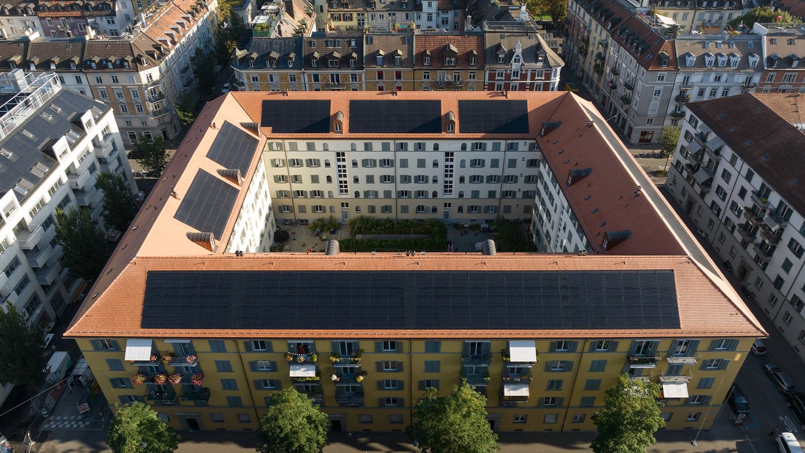 Photovoltaik-Anlage Indach für Baugenossenschaft im Kreis 4 in Zürich