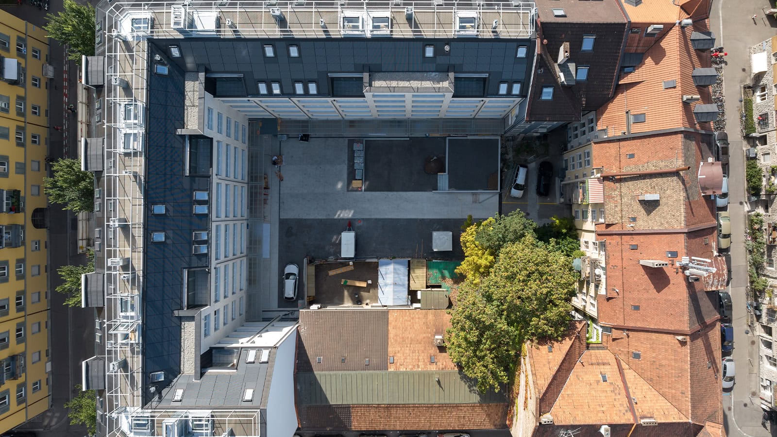 eferenz: Indach PV-Anlage Gewerbe- und Geschäftshaus Kreis 4 in Zürich