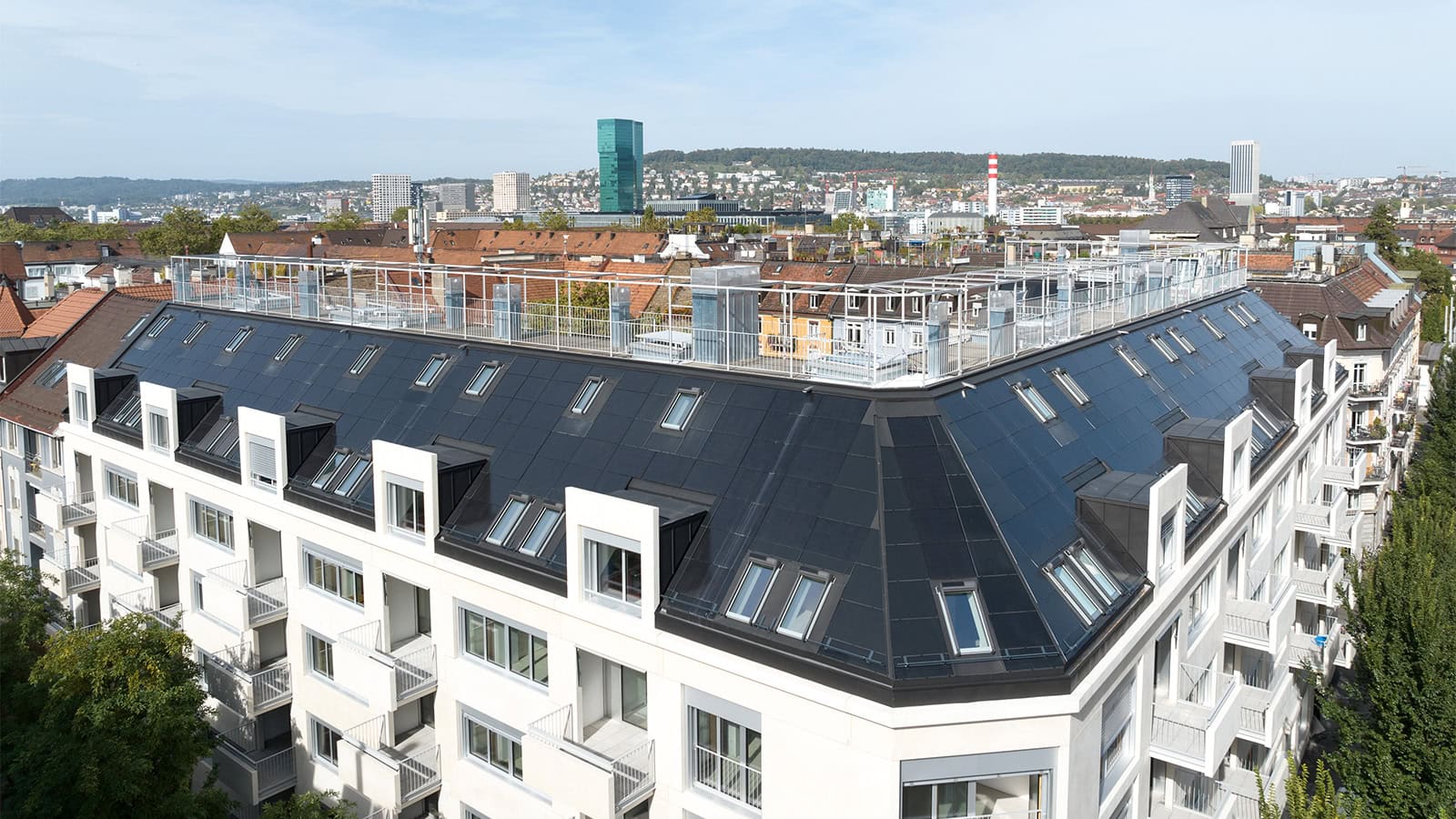 Referenz: Indach PV-Anlage Gewerbe- und Geschäftshaus Kreis 4 in Zürich