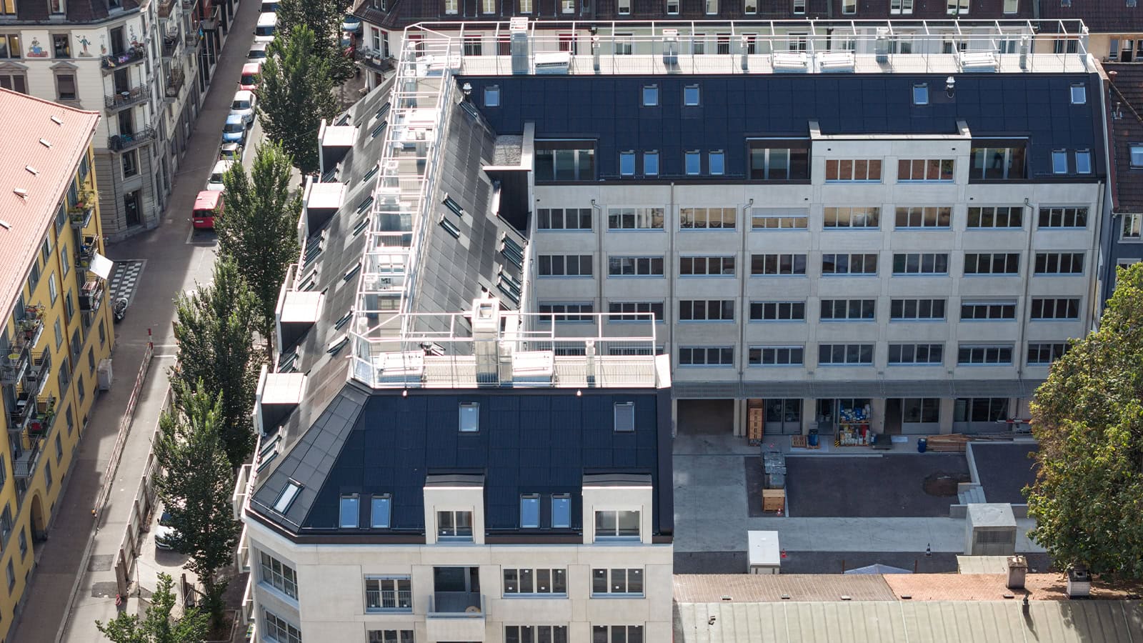 eferenz: Indach PV-Anlage Gewerbe- und Geschäftshaus Kreis 4 in Zürich