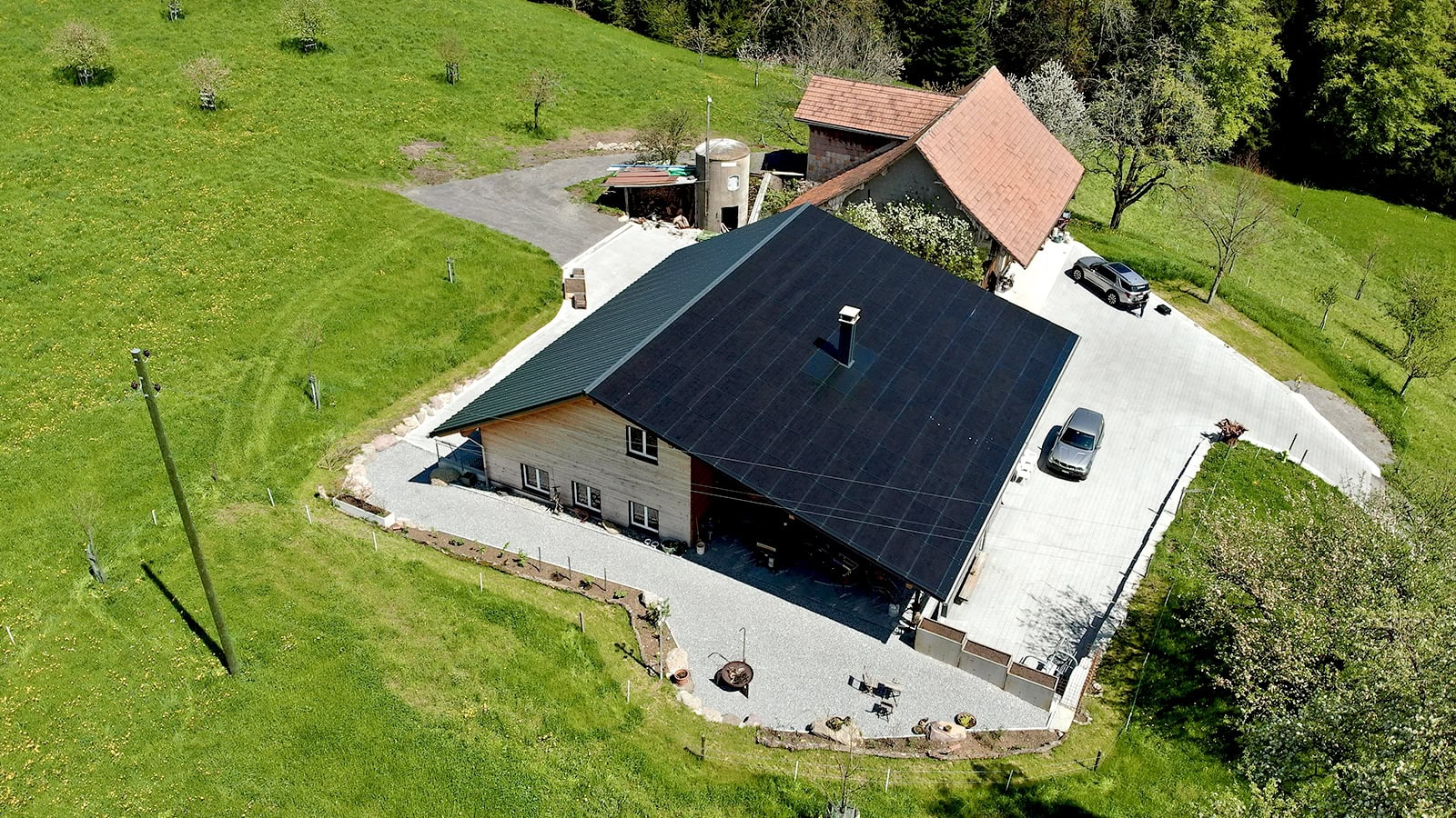 Referenz: Indach PV-Anlage für Landwirtschaftsbetrieb mit Stöckli in Hütten