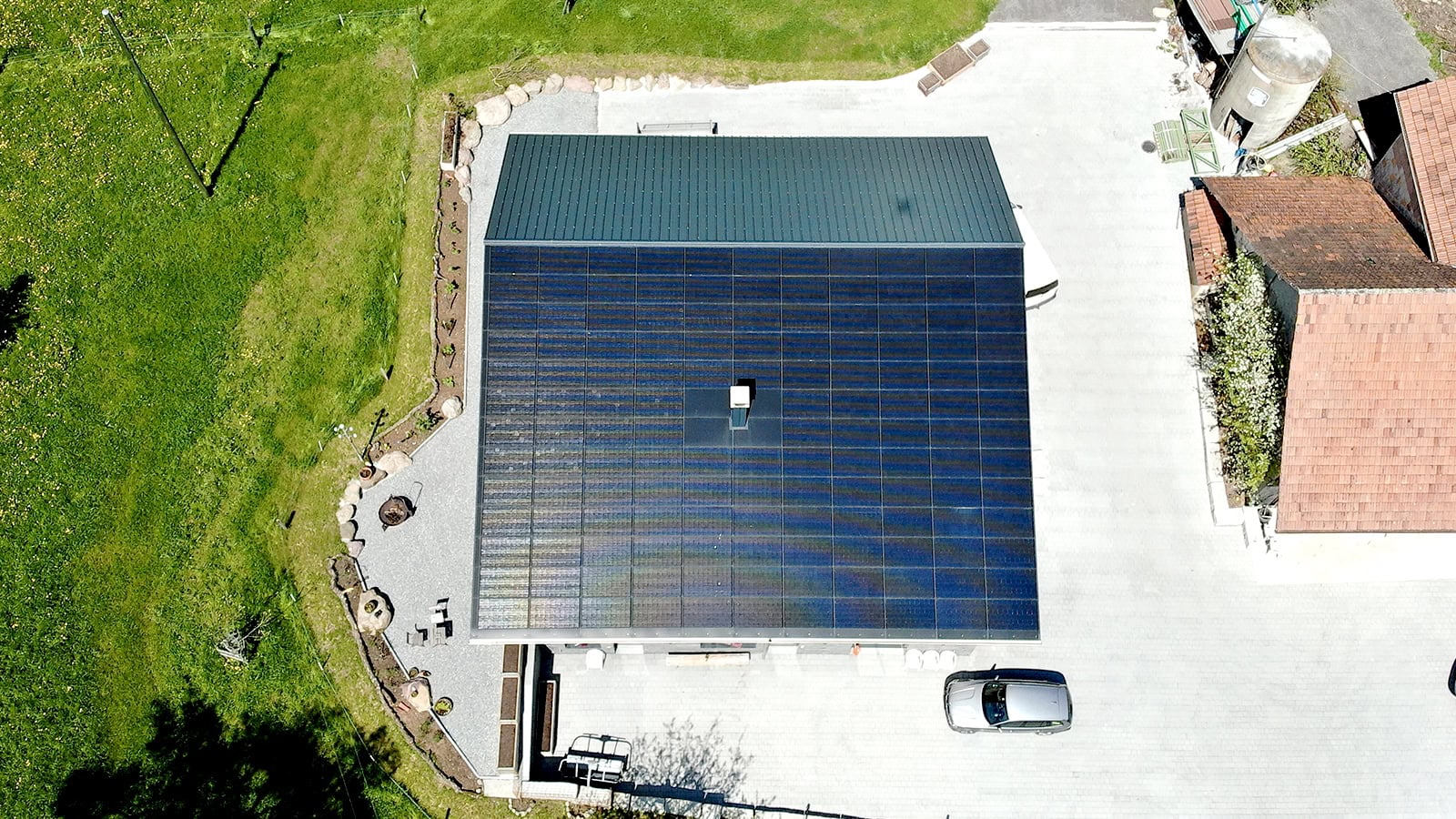 Referenz: Indach PV-Anlage für Landwirtschaftsbetrieb mit Stöckli in Hütten