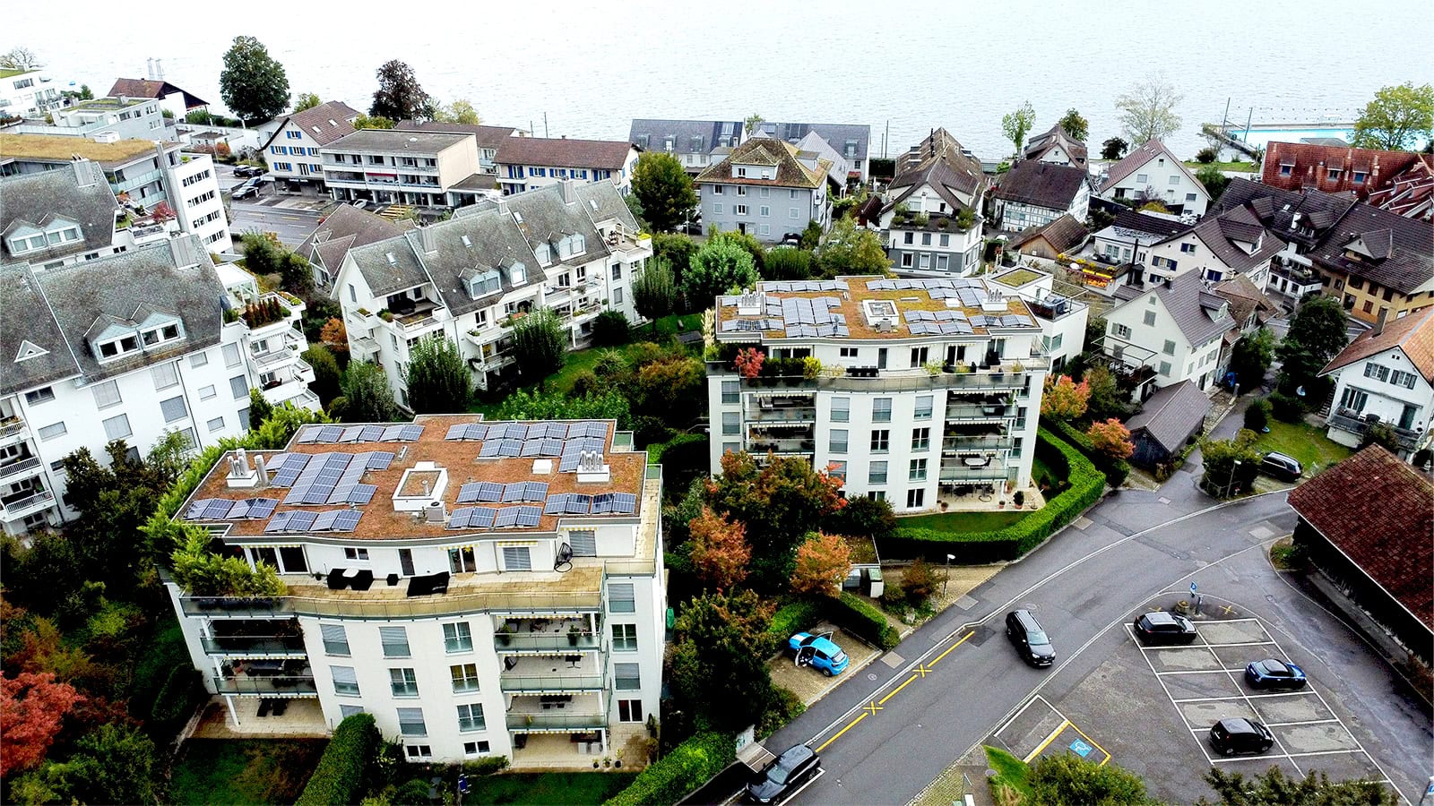 Referenz: Flachdach PV-Anlage für zwei MFH am Zürichsee