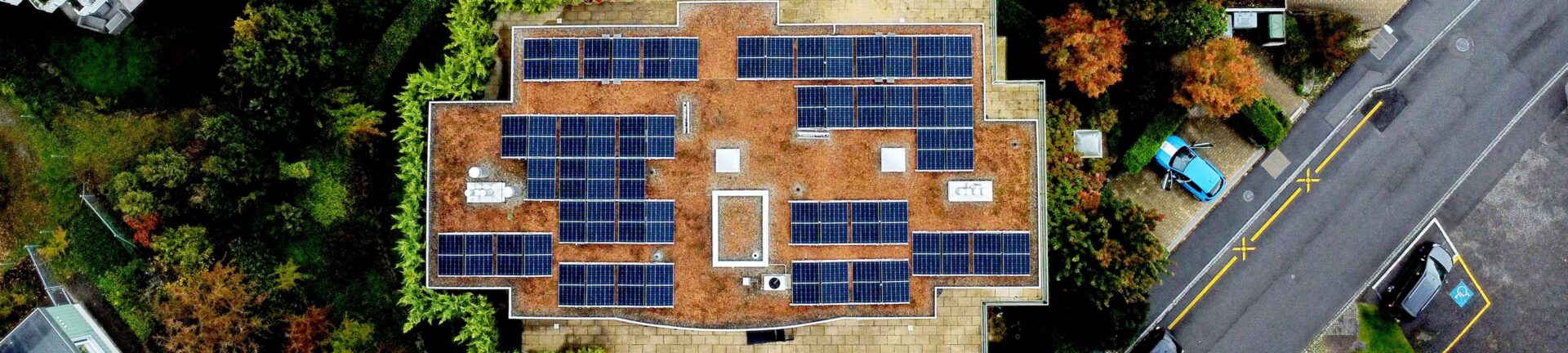 Photovoltaik-Anlage Flachdach für zwei MFH am Zürichsee Featured Image